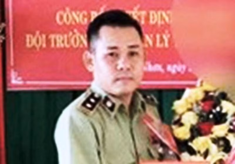  Cảnh cáo đội trưởng Quản lý thị trường vì vòi vĩnh: Tổng cục QLTT vừa ban hành quyết định kỷ luật cảnh cáo ông Nguyễn Văn Danh, Đội trưởng Đội QLTT số 1 (Cục QLTT tỉnh Bình Định) vì có hành vi vi phạm đạo đức công vụ. Cuối năm 2020, đội QLTT số 1 do ông Nguyễn Văn Danh làm đội trưởng đã phối hợp với cơ quan chức năng, tổ chức bắt giữ một ô tô khách chở 50 cây thuốc lá không có hóa đơn trên Quốc lộ 1A, đoạn qua huyện Phù Mỹ, tỉnh Bình Định. Sau đó có đơn tố ông Danh có hành vi “vòi vĩnh”, đòi “chung chi” để bỏ qua vi phạm.