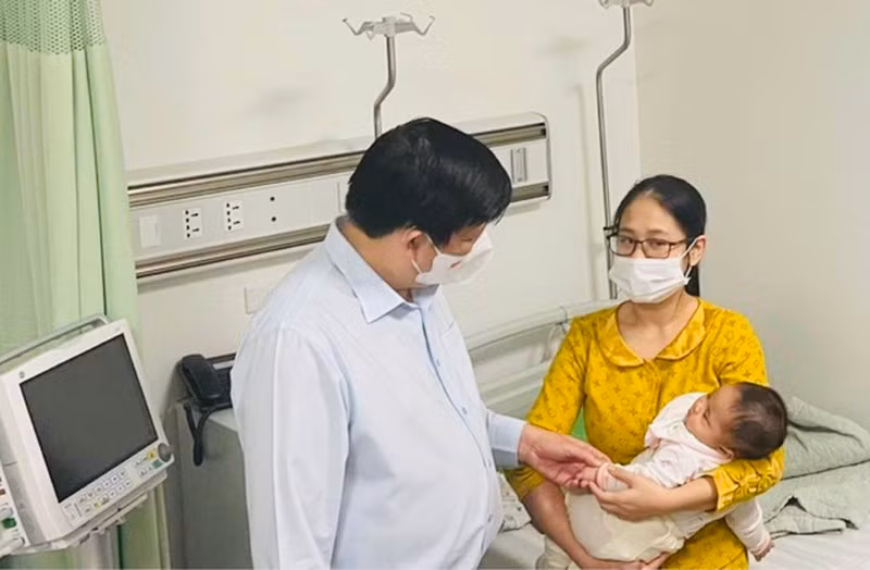 Ai chiu trach nhiem vu 18 tre so sinh bi tiem nham vac-xin COVID-19?