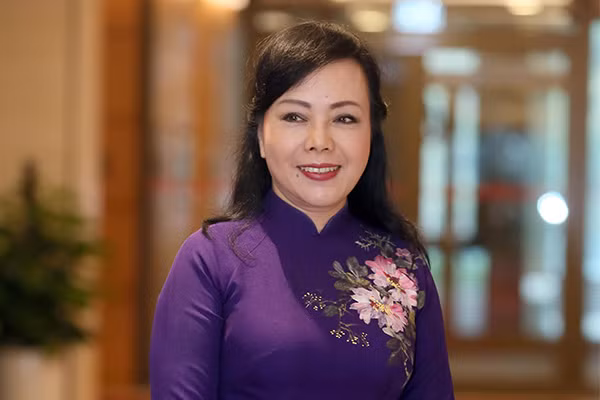 Nguyên Bộ trưởng Bộ Y tế Nguyễn Thị Kim Tiến sinh ngày 1/8/1959. Bà Tiến quê Hà Tĩnh, là Phó Giáo sư, Tiến sĩ y khoa; Ủy viên Trung ương Đảng khóa X (dự khuyết), khóa XI; Bí thư Ban cán sự Đảng, Bộ trưởng Y tế từ năm 2011, đại biểu Quốc hội khoá 13; thành viên Chính phủ duy nhất không phải Uỷ viên Trung ương ở khoá 12. 