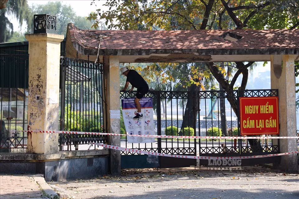 Người đàn ông cố tình trèo cổng vào công viên để tập thể dục, bất chấp lệnh phong toả. Ảnh chụp ngày 29/11.