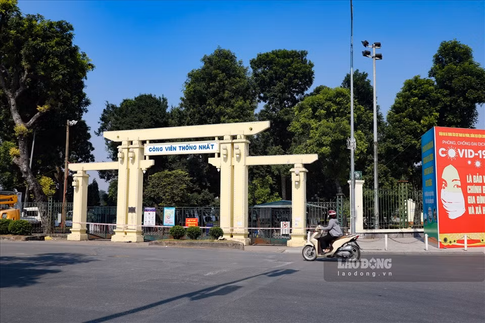 Từ tối 27/11, UBND phường Lê Đại Hành (quận Hai Bà Trưng, Hà Nội) phong toả Công viên Thống Nhất sau khi ghi nhận nhân viên bảo vệ dương tính với virus SARS-CoV-2.