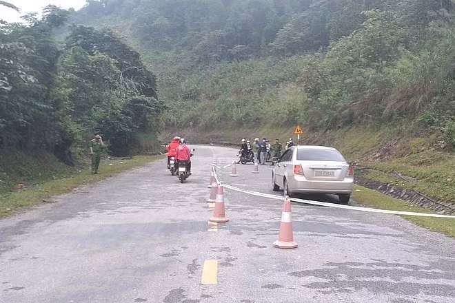  Người đàn ông tử vong bất thường trong ô tô đang nổ máy. Ngày 5/11, cơ quan chức năng Na Hang (Tuyên Quang) vẫn đang làm rõ vụ người đàn ông tử vong bất thường trong xe vẫn đang nổ máy ở thị trấn Na Hang. Sáng 4/11, thi thể người đàn ông được phát hiện trong ô tô Lacetti đang nổ máy thuộc địa phận thị trấn Na Hang. Danh tính nạn nhân là Trần Đình L. (SN 1983, trú tại tổ 6, phường Hưng Thành, TP Tuyên Quang, tỉnh Tuyên Quang). 