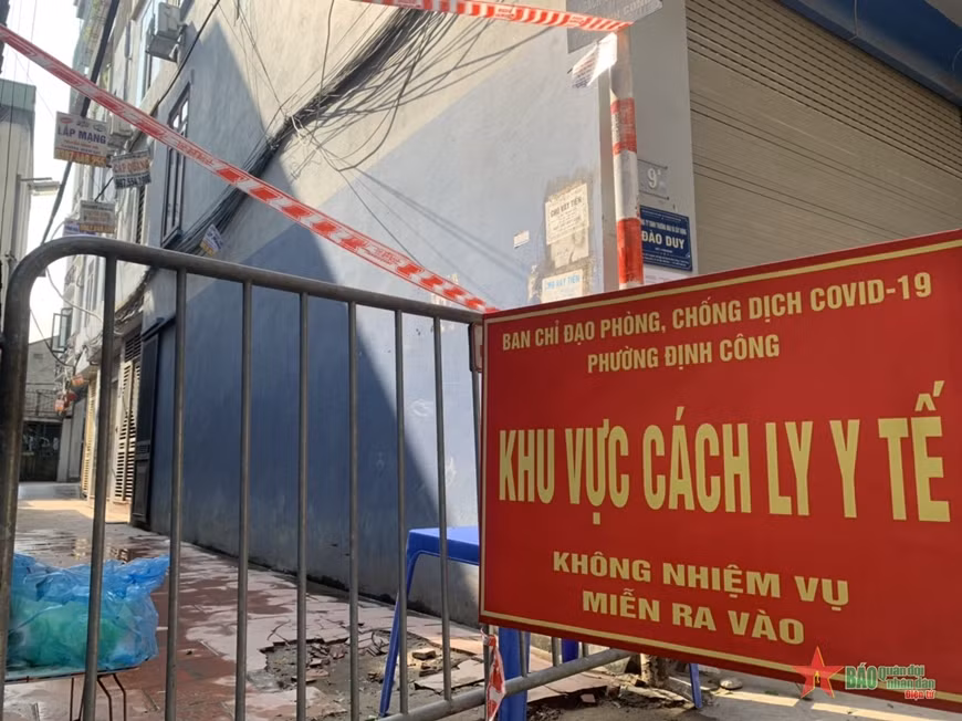 4 quan Ha Noi chua cach ly F1 tai nha: 3 the he song o nha 10m2, co F0 thi… khung khiep