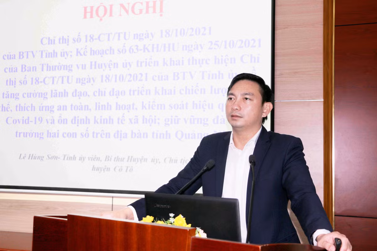 Ông Lê Hùng Sơn sinh ngày 3/9/1982, quê quán Tĩnh Gia – Thanh Hóa. Ông Sơn có trình độ Cử nhân kinh tế, Cử nhân ngoại ngữ, Thạc sỹ kinh tế Công nghiệp. 