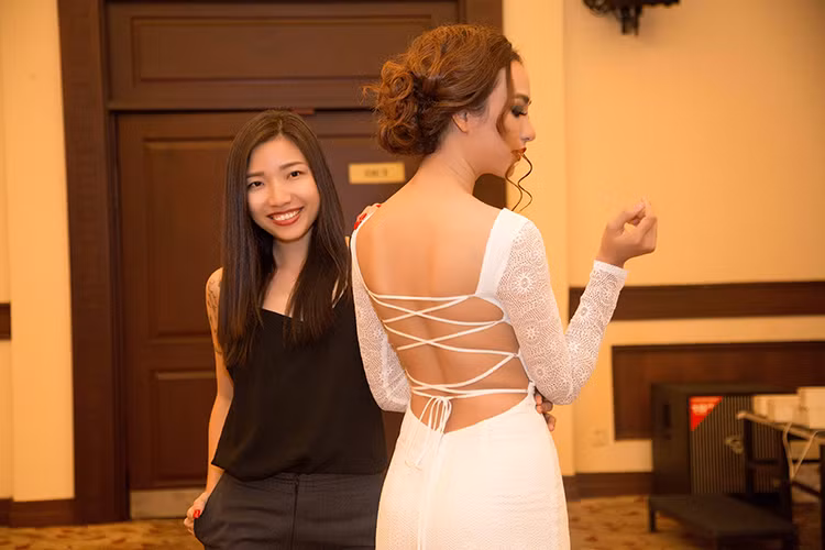 Bà mẹ một con khoe trọn tấm lưng trần gợi cảm trong bộ đầm trắng tinh khôi được thiết kế tinh tế.