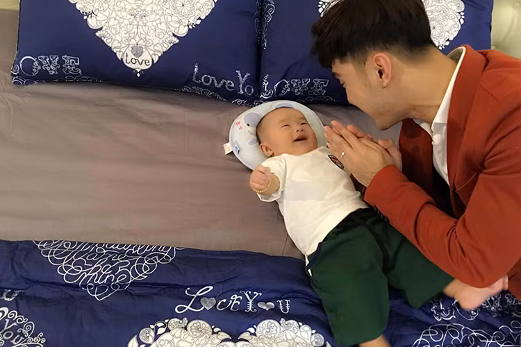 Dù bận rộn với công việc nhưng Ưng Hoàng Phúc vẫn dành thời gian giúp vợ chăm sóc con trai và chơi đùa cùng bé. 