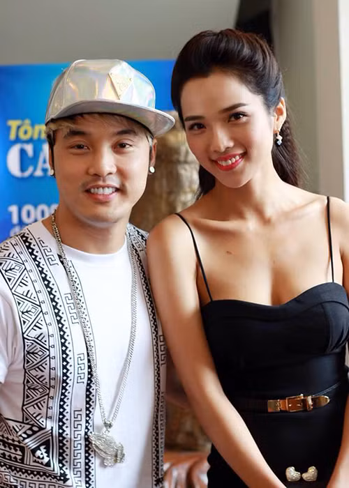 Dù hẹn hò từ năm 2013 nhưng đến tháng 1/2014, cặp đôi mới công khai chuyện tình cảm. Trước khi đến với Ưng Hoàng Phúc, Kim Cương đã trải qua một lần đò và có một cậu con trai. 