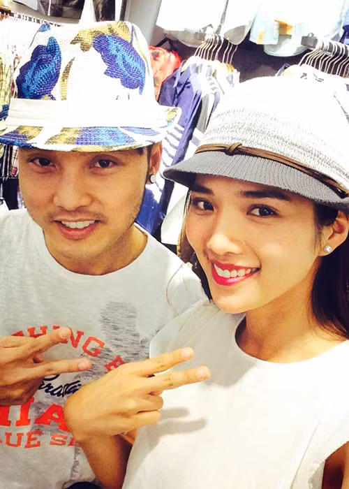 Kim Cương không chỉ là người bạn gái xinh đẹp của Ưng Hoàng Phúc mà còn là người quản lý của anh trong hoạt động nghệ thuật. 