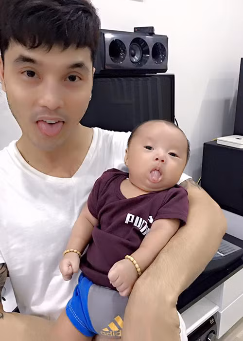 Bé Quốc Minh trông kháu khỉnh đáng yêu. Cậu nhóc còn được xem là bản sao của Ưng Hoàng Phúc. 