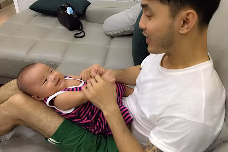 Từ hình ảnh hoàng tử Vpop ngày nào, giọng ca “Thà rằng như thế” hiện đang là ông bố đảm đang. 