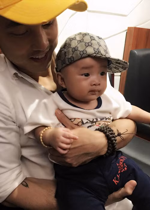 Mỗi khi ở bên cậu con trai nhỏ, Ưng Hoàng Phúc dường như quên đi mọi mệt mỏi trong công việc. 