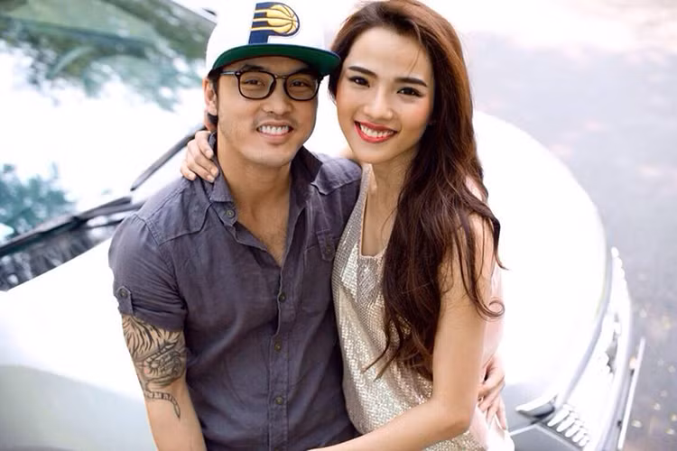  Ưng Hoàng Phúc - Kim Cương quen biết nhau khi nữ người mẫu đóng clip âm nhạc của nam ca sĩ và Quế Vân. Sau lần gặp gỡ đầu tiên, Ưng Hoàng Phúc và Kim Cương ngày càng thân thiết. 