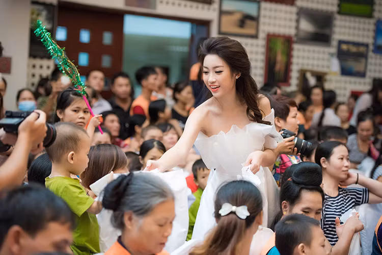 Tối qua (14/9), Hoa hậu Đỗ Mỹ Linh tham dự đêm tiệc trung thu cùng các bệnh nhi đang điều trị ở Viện Huyết học - Truyền máu TƯ.