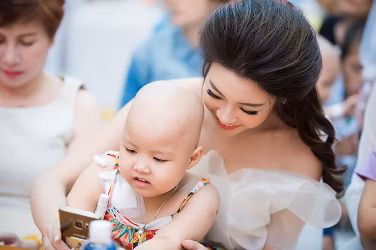 Dù chưa chuẩn bị được gì cho các em nhưng người đẹp sinh năm 1996 nghĩ tấm lòng chân thành, sự quan tâm, chăm sóc, hỏi han các bé là tình cảm quý giá nhất.