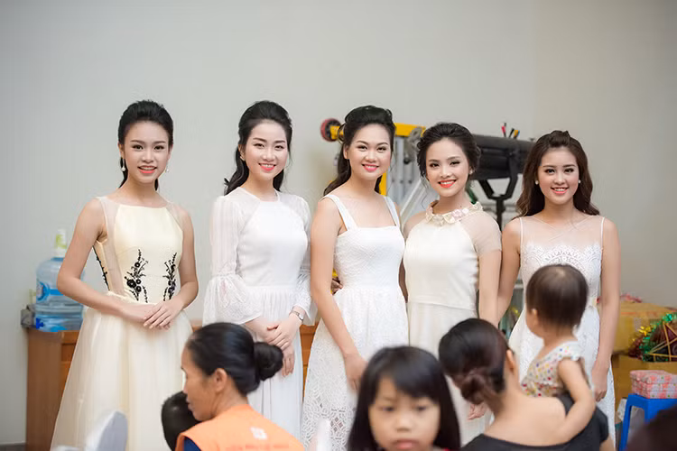 Dàn người đẹp Hoa hậu Việt Nam 2016 đã khiến đêm hội trung thu càng thêm sôi động và ý nghĩa.
