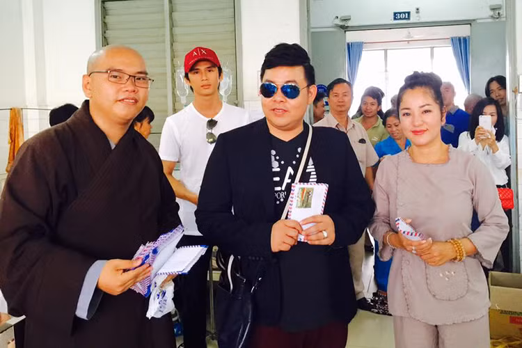 Nhân dịp Quốc khánh 2/9, ca sĩ Quang Lê và danh hài Thúy Nga đi làm từ thiện tại bệnh viện Ung Bướu ở quận Bình Thạnh.