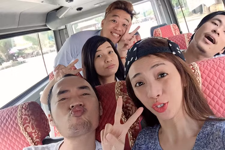 Sau buổi ra mắt phim “Nắng” ở Hà Nội vào tối ngày 30/8, vợ chồng Thu Trang - Tiến Luật (hàng ghế đầu tiên) và cặp đôi Cát Phượng - Kiều Minh Tuấn cùng nhau đi du lịch.