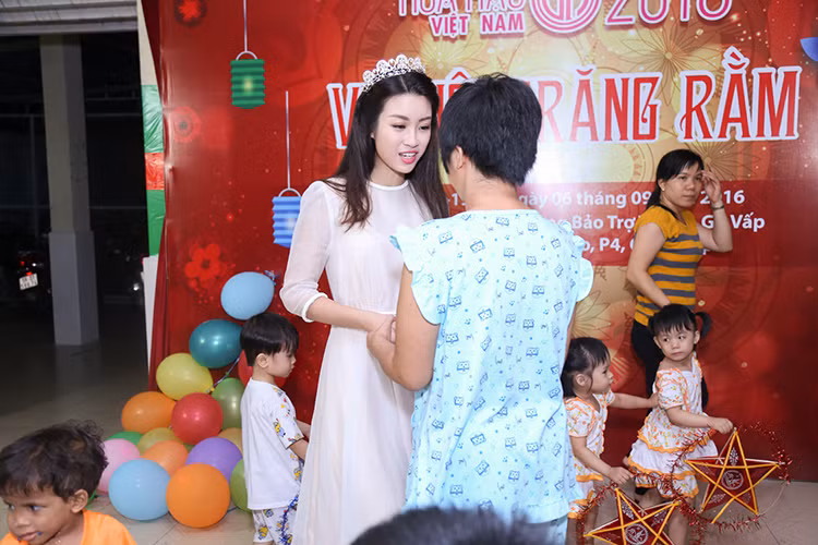 Sau khi trao quà, tham gia vui chơi và múa hát với các bé, Mỹ Linh và Thùy Dung di chuyển lên khu dành cho bé sơ sinh.
