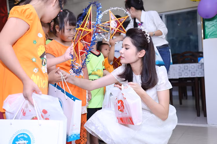 Ban tổ chức cuộc thi Hoa hậu Việt Nam 2016 cũng dành tặng 20 triệu đồng cho trung tâm.