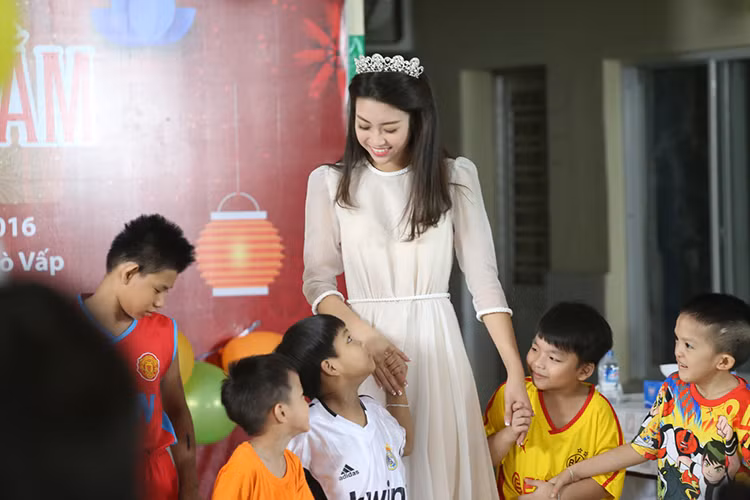 Hoa hậu Việt Nam 2016 được nhiều em nhỏ tại Trung tâm nuôi dưỡng bảo trợ trẻ em Gò Vấp quý mến.