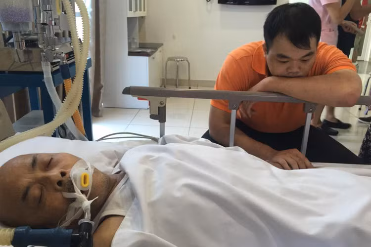 Con trai nghệ sĩ Hán Văn Tình lặng im, nắm tay bố đang rơi vào hôn mê sâu.