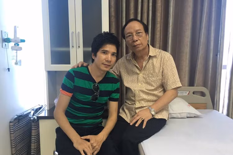 Ngoài Hồ Văn 8, nghệ sĩ nhân dân Tiến Thọ cũng đến thăm nghệ sĩ Hán Văn Tình đang cấp cứu tại bệnh viện.