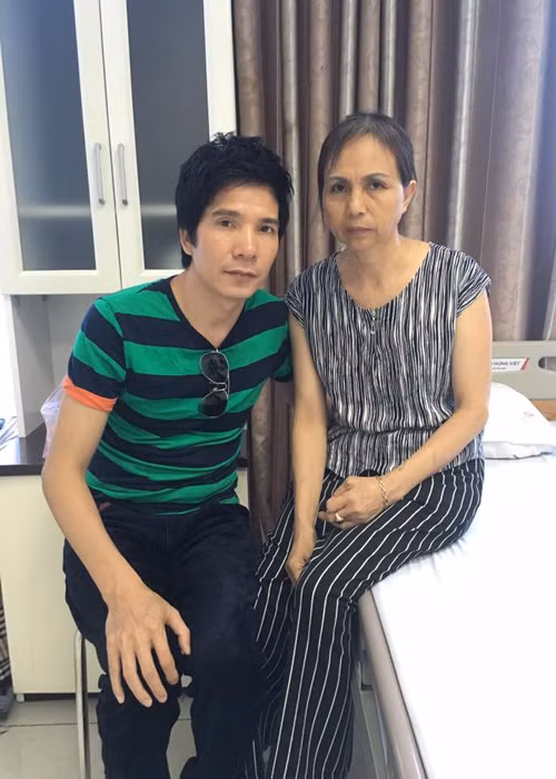 Ca sĩ Hồ Quang 8 cho biết, gia đình đang chờ giờ lành để tiễn Hán Văn Tình rời xa cõi tạm. Được biết, nam nghệ sĩ đang rơi vào tình trạng hôn mê sâu.