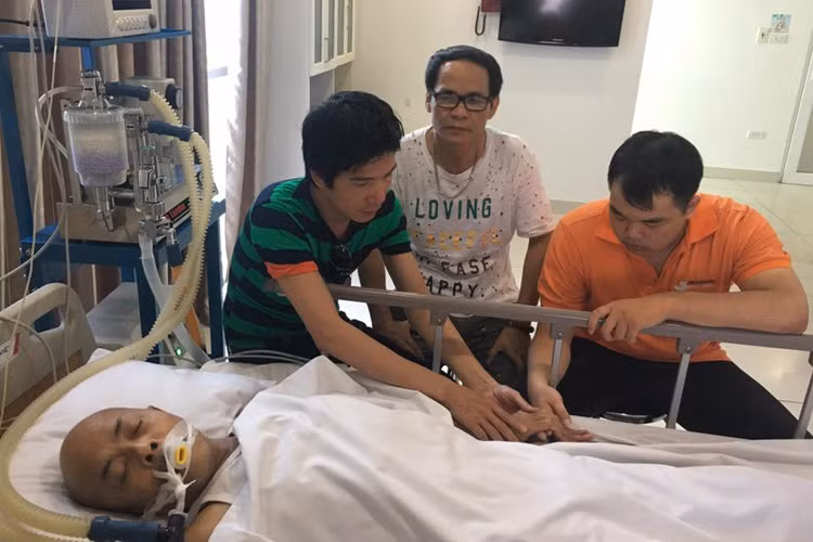 Nghệ sĩ ưu tú Đại Mỹ (đeo kính) túc trực bên giường bệnh của nghệ sĩ Hán Văn Tình.