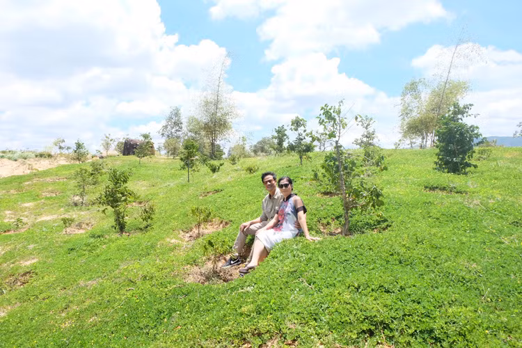 Thường xuyên đưa bố mẹ đi du lịch bằng tiền tiết kiệm của mình, Ngọc Hân được khen ngợi là người con rất hiếu thảo.