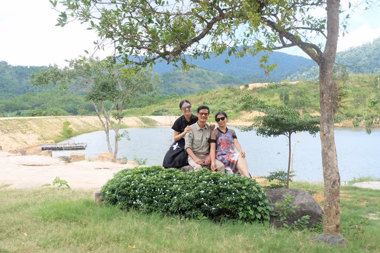Đây là lần hiếm hoi Hoa hậu Ngọc Hân khoe ảnh bên hai đấng sinh thành.