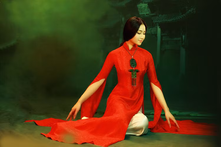 Các mẫu áo dài của NTK Lan Hương đều được làm bằng chất liệu tơ tằm truyền thống với 100% các công đoạn được làm thủ công, đặc biệt với tình yêu mãnh liệt dành cho tà áo dài. 