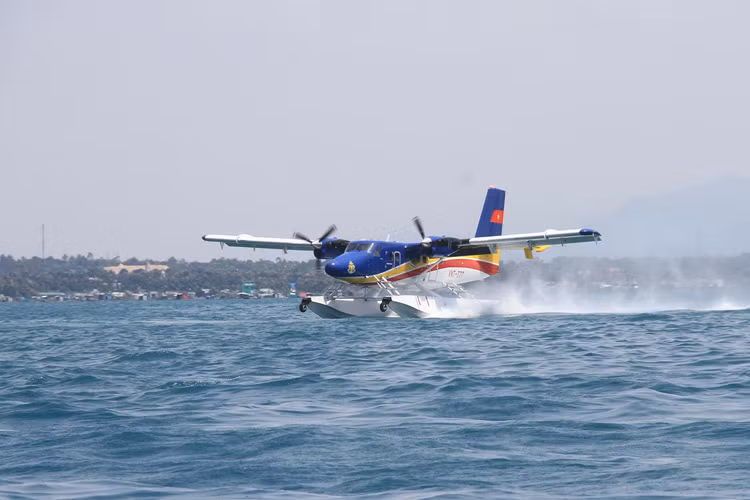 Thủy phi cơ DHC-6 huấn luyện cất hạ cánh trên biển.