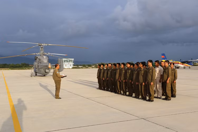 Giao nhiệm vụ trước khi bảo quản máy bay.