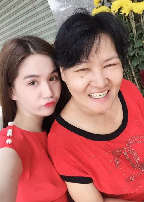 Ngọc Trinh luôn thân thiết với mẹ kế mỗi lần về quê Trà Vinh thăm gia đình.