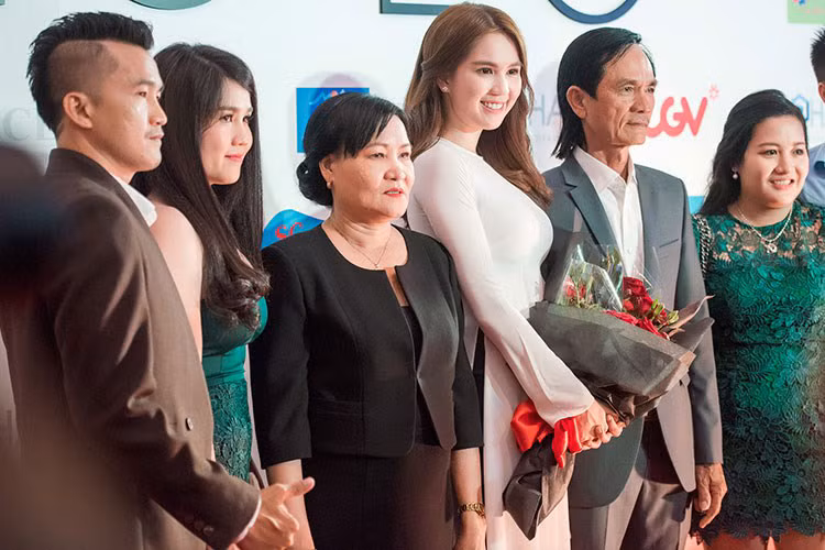 Mẹ kế, bố ruột, chị gái và anh trai Ngọc Trinh từng xuất hiện người đẹp trong lần cô ra mắt bộ phim đầu tay.