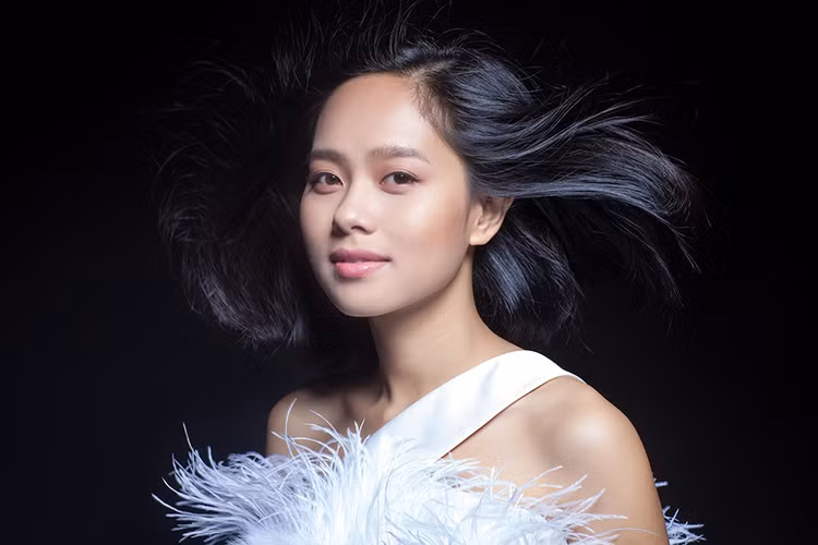 Từng lỡ hẹn với Vietnam Idol trong đêm chung kết vừa qua, lần này, Hoàng Quyên sẽ mang đến một ca khúc hoàn toàn mới mang tên “Như là cơn mưa tới” của nhạc sĩ Võ Thiện Thanh. 