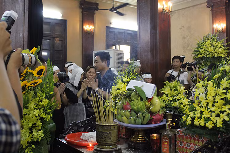 Nam nghệ sĩ chia buồn với gia đình Hán Văn Tình.