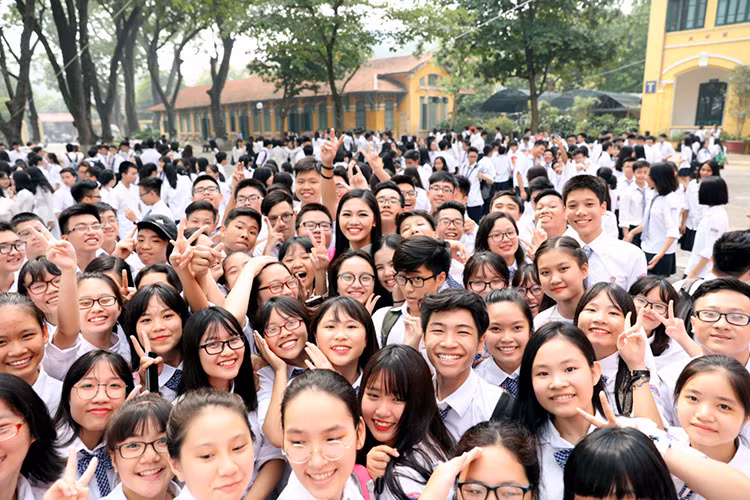 A hau Thanh Tu bi vay kin khi ve tham truong cu-Hinh-12