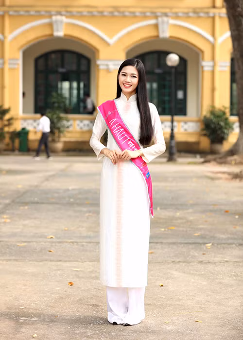 A hau Thanh Tu bi vay kin khi ve tham truong cu-Hinh-2