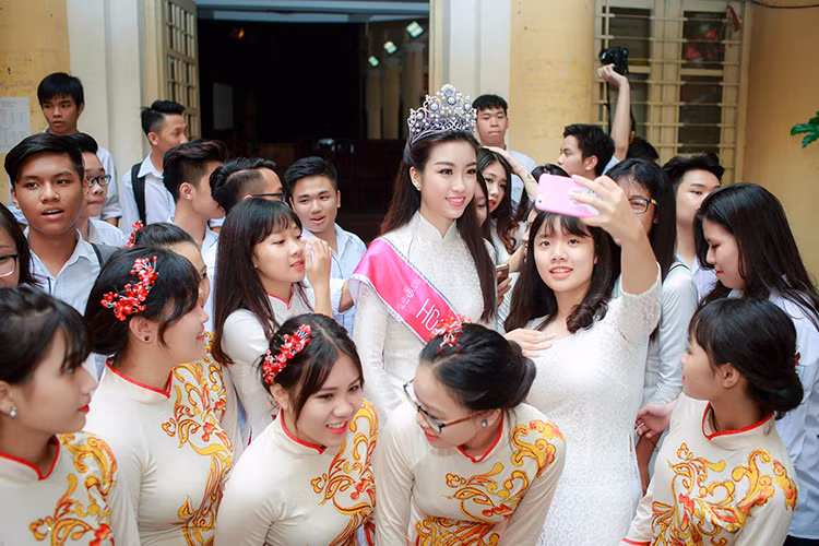 Hoa hau Do My Linh ve tham truong cu du khai giang-Hinh-11