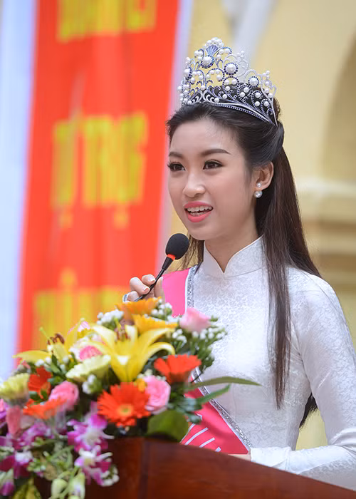 Hoa hau Do My Linh ve tham truong cu du khai giang-Hinh-5