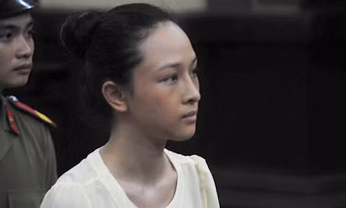 On ao hop dong tinh ai cua Hoa hau Phuong Nga
