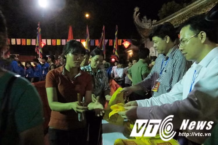 Người ban ấn và người được nhận ấn đều thành kích đón nhận. 