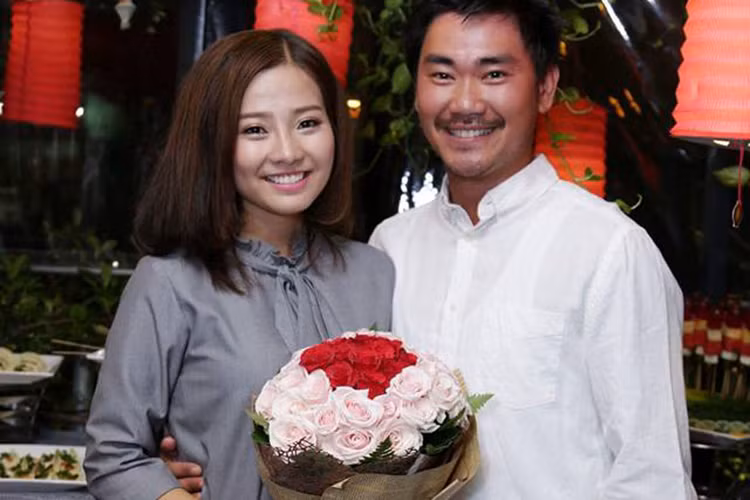 Tối qua (12/9), quay phim Việt kiều James Ngô bất ngờ xuất hiện tại buổi họp fans của bạn gái - diễn viên Khánh Hiền. 