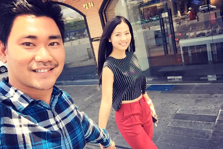 Khánh Hiền tay trong tay đi dạo phố với nam quay phim “Taxi, em tên gì?”. 