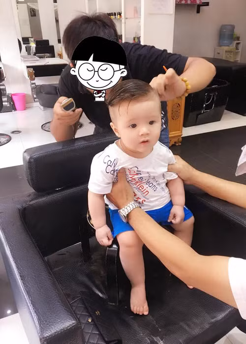 Cách đây không lâu, cậu nhóc đã gây chú ý với dáng ngồi và biểu cảm cực yêu khi lần đầu đi cắt tóc.
