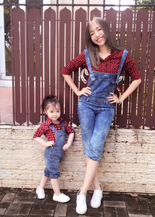 Mới đây, cô nhóc và người mẹ xinh đẹp của mình một lần nữa diện đồ ton sur ton xuống phố dạo chơi.