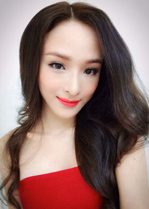 Ngoài làm người mẫu, Phương Nga còn dẫn chương trình và đóng phim.
