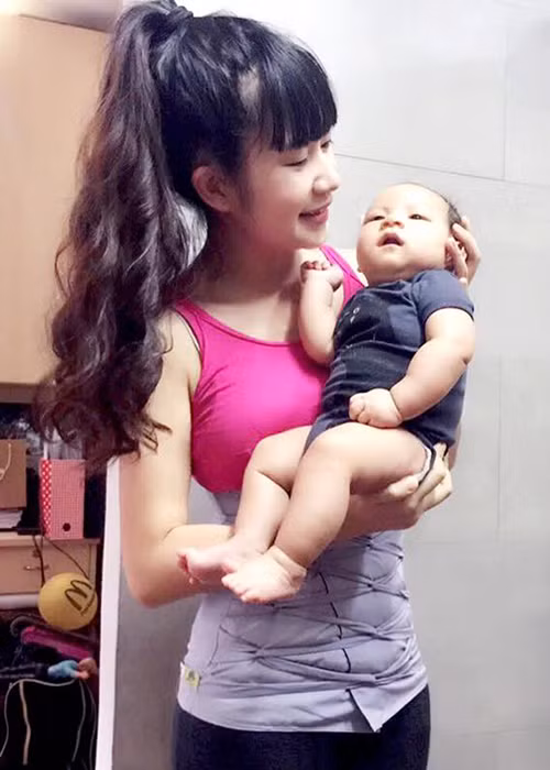 Bà xã Lý Hải sau khi sinh con thứ 4 đã nhanh chóng lấy lại vóc dáng.