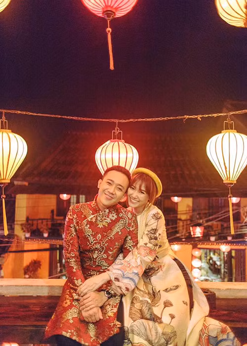 Đều diện áo dài truyền thống, cặp đôi Trấn Thành - Hari Won hạnh phúc đón Tết Trung thu đầu tiên kể từ khi chính thức hẹn hò. 